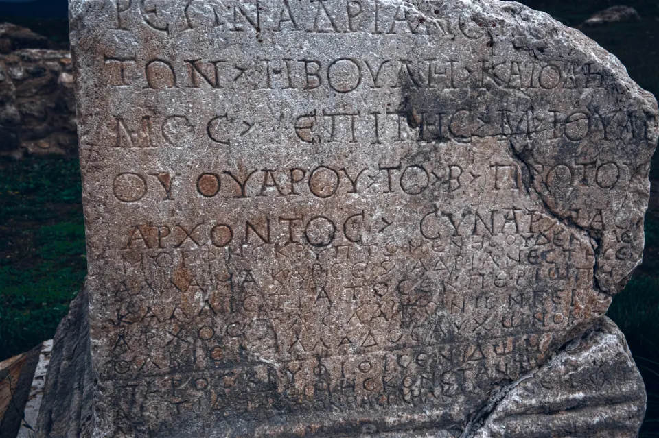 Hadrianopolis Antik Kenti'nde (Eskipazar) eski Yunanca yazıtlı aşınmış taş levha