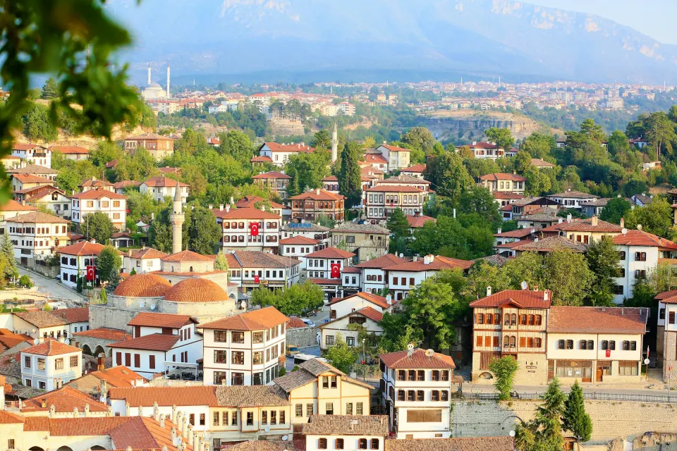 Safranbolu eski kentinde kiremit çatılı Osmanlı evleri, camiler ve arkada dağlar (yüksekten görünüm)